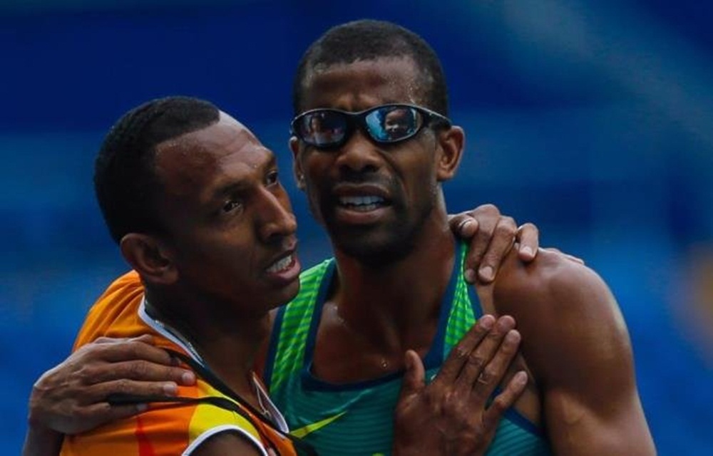 Ir para  <p>O brasileiro Odair Santos, 35 anos, conquistou nesta quinta-feira a primeira medalha brasileira nos Jogos Paral&iacute;mpicos Rio 2016. Com o tempo de 15min17seg55, o atleta ficou com a medalha de prata nos 5.000 metros rasos...